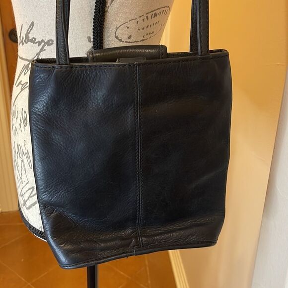 Black Leather Fossil Handbag. - Picture 2 of 11